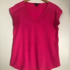 EUC Express V-Neck Gramercy Tee Medium
